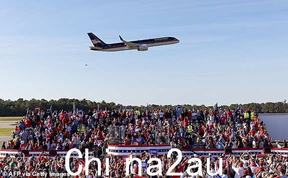 载有前任总统的飞机2024 年 11 月 3 日,美国总统共和党总统候选人唐纳德·特朗普在北卡罗来纳州金斯顿举行的竞选集会上进行飞越降落。(瑞安·M·凯利 / 法新社摄)(瑞恩·M·凯利 / 法新社摄盖蒂图片社)