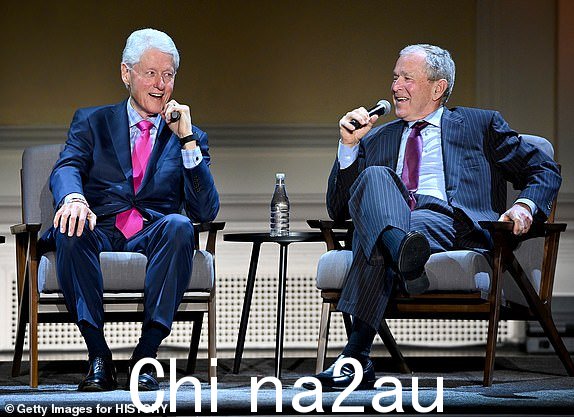 纽约,纽约 - 2 月 29 日:前总统比尔·克林顿和乔治布什于 2020 年 2 月 29 日在纽约市在 HISTORY 主办的 HISTORYTalks Leadership & Legacy 舞台上发表演讲。 (Noam Galai/Getty Images for HISTORY 拍摄)