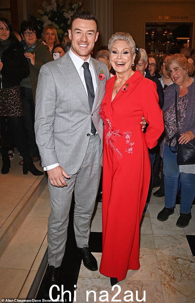 安吉拉·里彭 (Angela Rippon) 和凯·维丁顿 (Kai Widdrington) 甜蜜拥抱,这对前《舞动奇迹》的搭档周日在伦敦参加了一场活动