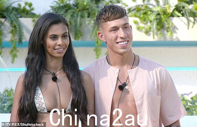 Conor 在 2020 年 ITV2 节目的冬季系列节目中成名,他与 Sophie Piper(如图)搭档,两人在回到英国后短暂约会,然后分手