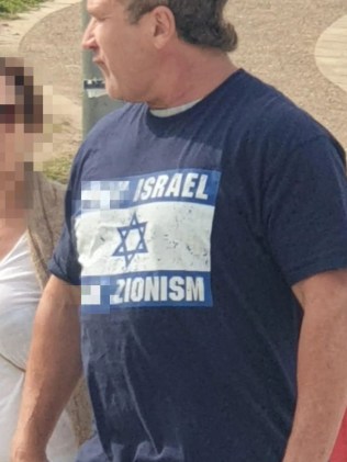 据称这件衬衫上印有以色列国旗,上面写着“f**k Israel” ”和“去他妈的犹太复国主义”。图片:austjewishassociation/ Instagram。