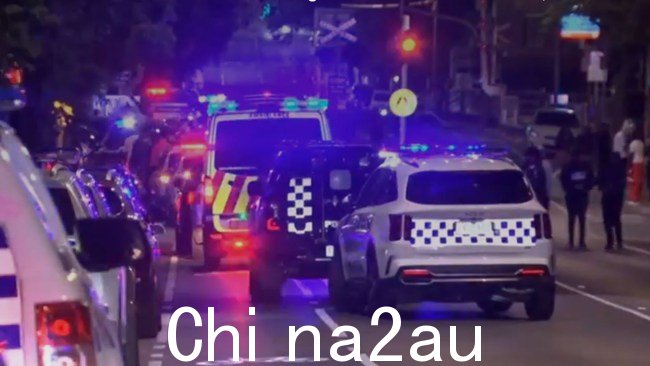 Emergency周六凌晨 3.15 左右,一名年轻人在万圣节派对后被枪杀,救援人员接到电话前往北墨尔本兰福德街。图片:7News