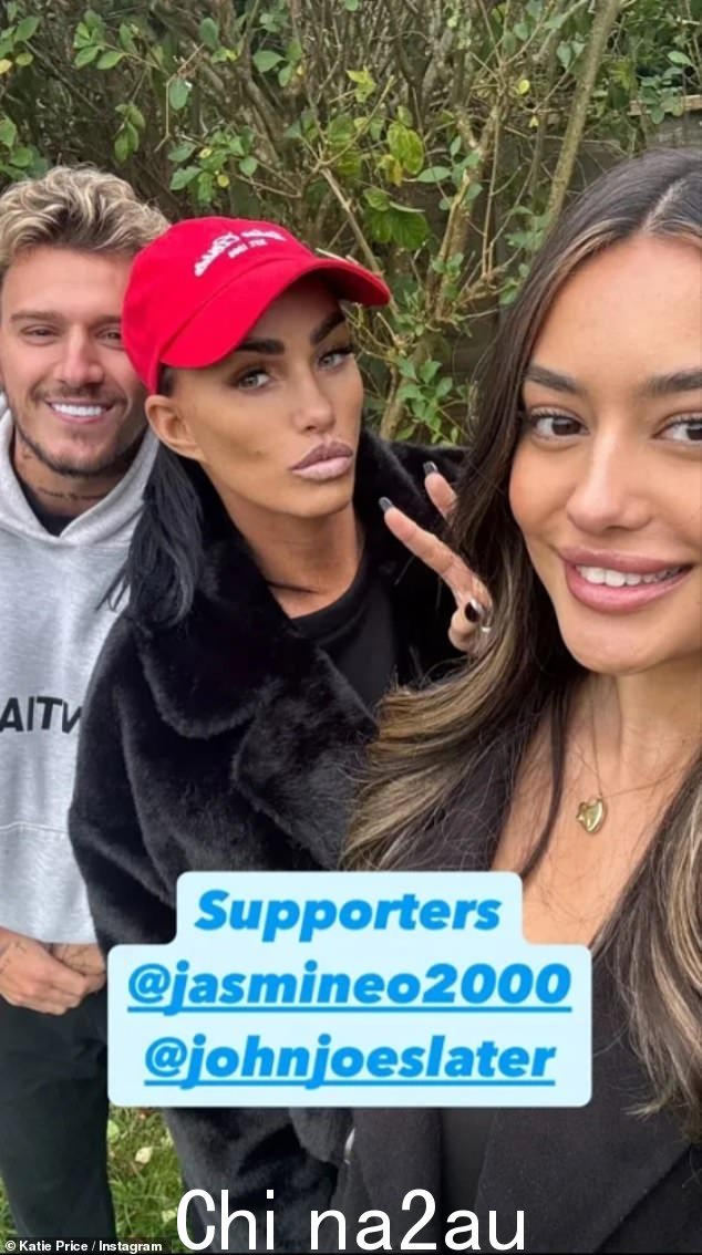 Katie Price 周日完全处于妈妈模式,她在足球比赛中支持她 19 岁的儿子 Junior Andre,旁边还有这位有抱负的歌手的女友 Jasmine Orr,24