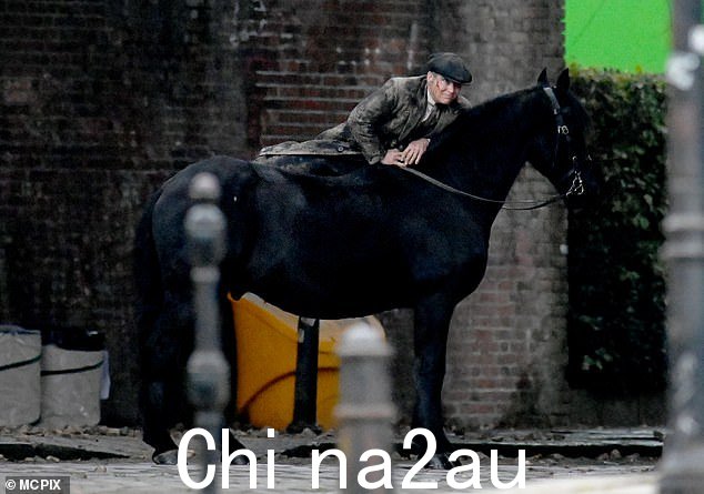 周一,48 岁的希里安·墨菲 (Cillian Murphy) 在曼彻斯特的片场继续拍摄新的《浴血黑帮》电影时,跳上马,脸上有血淋淋的伤口