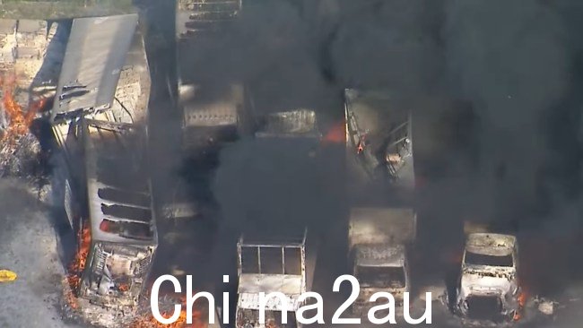 周一下午,黄金海岸的一个存储设施发生猛烈火灾后,昆士兰消防人员对多处起火的地方进行了救援。图片:9News/Facebook