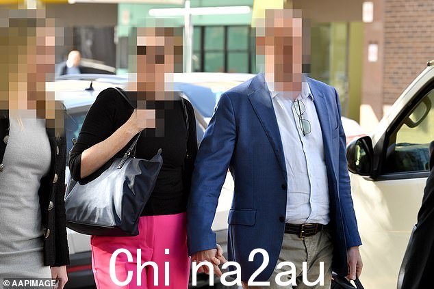 警方的理论是,威廉从他养祖母肯德尔家的阳台上摔下来,随后他的尸体据称被他的养母处理掉了(上图,与养父一起)