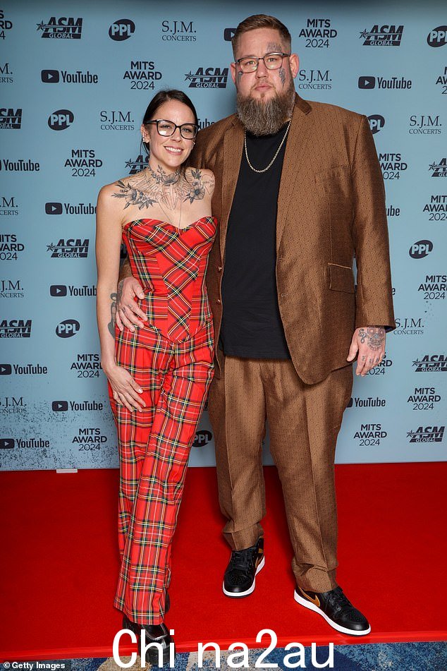 Rag N' Bone Man,38 岁,在宣布订婚一年多后,周一罕见地与未婚妻一起出现在红地毯上,穿着奇特的服装