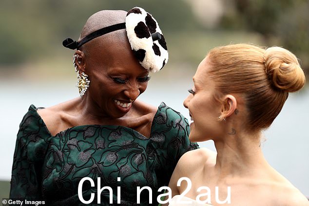 Ariana 和 Cynthia(饰演 Glinda 和 Elphaba)在周二摆好姿势拍照时分享了一些亲密的笑声