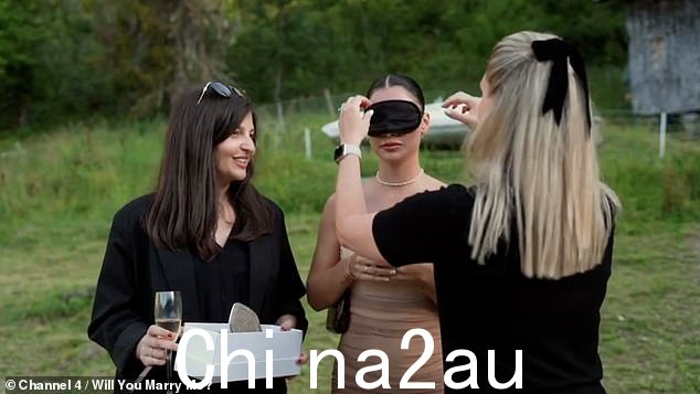 然后,在她现在的未婚夫将华丽的钻戒戴在她的手指上之前,她开玩笑地称求婚团队为“d**ks”,因为他们在旅途中假装是导游。