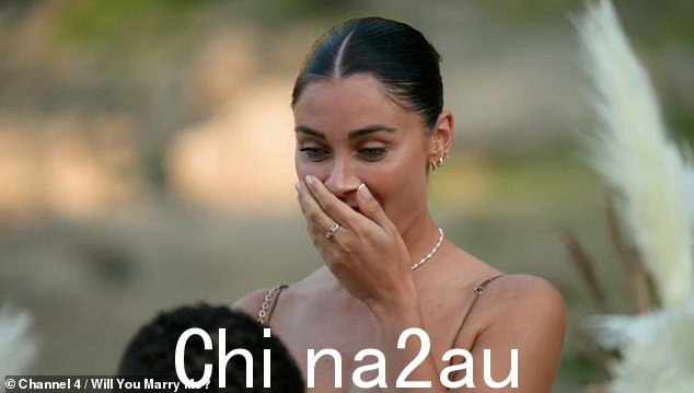 当男友 DJ O'Neal 在瑞士进行一场史诗般的惊喜求婚时单膝跪下时,Cally Jane Beech 泪流满面