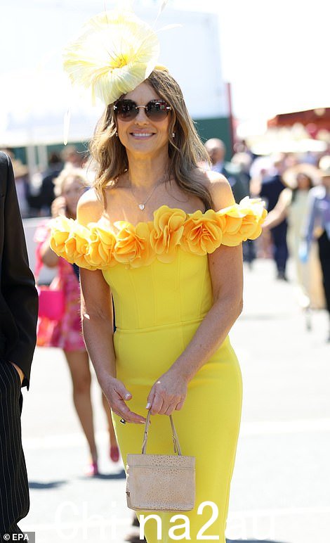 伊丽莎白·赫尔利 (Elizabeth Hurley) 穿着黄色套装走出去,与红色主题背道而驰