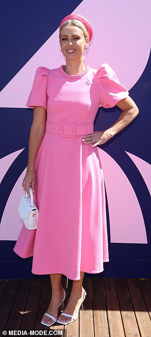 电视主持人38 岁的西尔维娅·杰弗里斯 (Sylvia Jeffreys) 穿着一件令人惊叹的粉色中长连衣裙,看起来很迷人,其中的特色是泡泡袖和衣身周围的带扣腰带细节。” class =“blkBorder img-share”style =“max-width:100%”loading =“lazy”/> <img id =“i-948261d94b6c045” src =“/uploads/allimg/241105/204UL5B-8.jpg2024/11/05/02/91674687-14040943-image-a-68_1730773364028.jpg”高度=“680”宽度=“306”alt=“澳大利亚游泳运动员 Alexa Leary 选择了分层荷叶边服装和配套的羽毛包