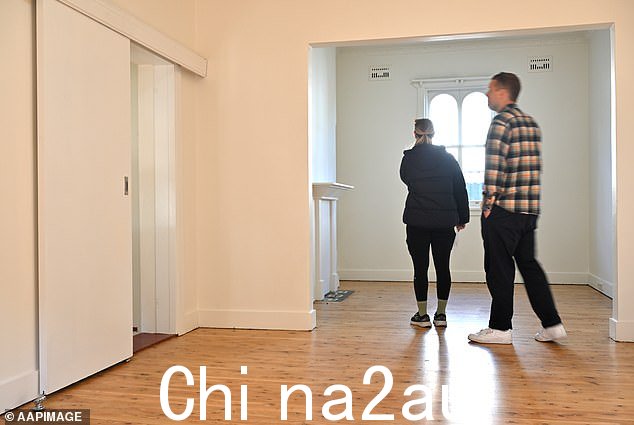 澳大利亚住房借款人在墨尔本杯赛前半小时再次受到打击,利率保持不变(图为悉尼房屋检查)
