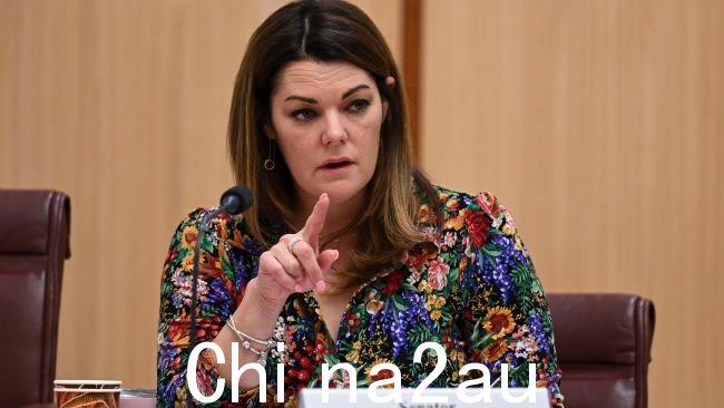 绿党参议员莎拉·汉森-杨(Sarah Hanson-Young)在周二的参议院委员会预算听证会上与工党参议员珍妮·麦卡利斯特(Jenny McAllister)发生了激烈的争执。图片:NCA NewsWire / Martin Ollman