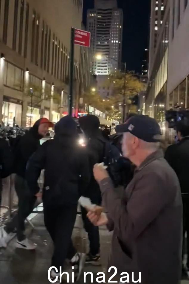 该帖子有超过 132,000 次浏览,显示斯图尔特戴着纽约游骑兵队棒球帽和橄榄绿外套,参加深夜披萨郊游