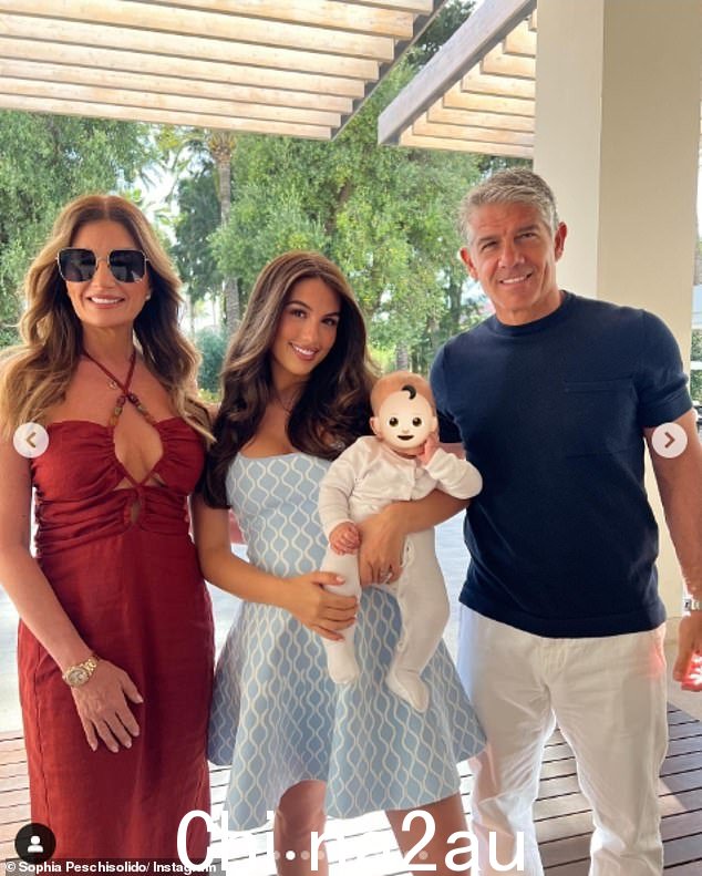 Sophia Peschisolido 分享了一些罕见的家庭照片,她的母亲 Karren Brady 和父亲 Paul 飞往迪拜探望