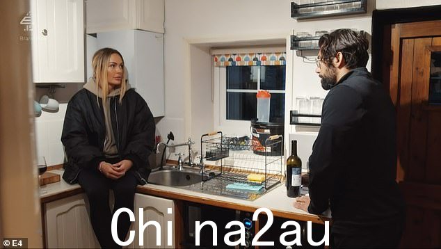 节目中的寄宿家庭部分包括拜访他们的亲人和当地地区,看看他们如何融入彼此的生活,艾米带着她的新丈夫回到布莱克本的家
