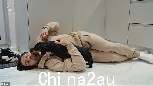当两人拜访艾米妈妈的家时,他被介绍给家里的狗,他兴奋地突然趴在地板上,让狗舔他的脸和嘴