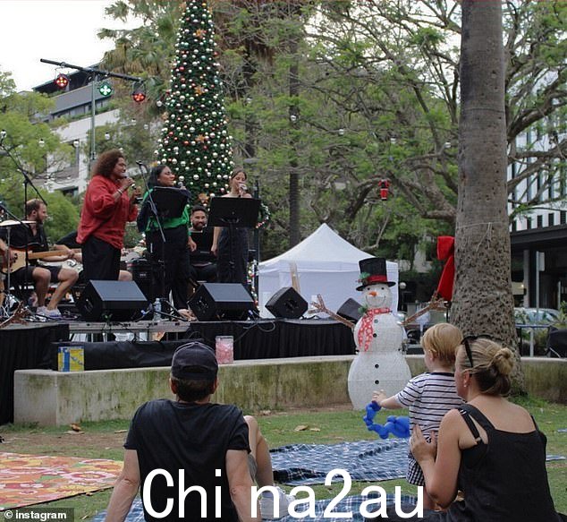 悉尼富人区双湾 (Double Bay) 的一群居民反对 11 月下旬举办适合家庭参加的集市,因为草地遭到破坏,而且可能会产生噪音(如图)前年双湾圣诞集市)