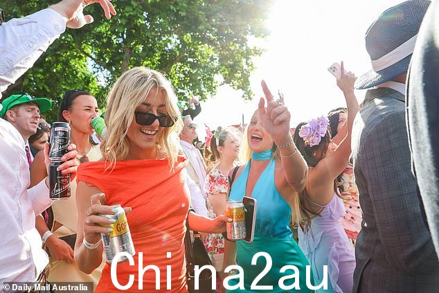对于一些与会者来说,一杯饮料还不够,很多人同时喝两杯饮料
