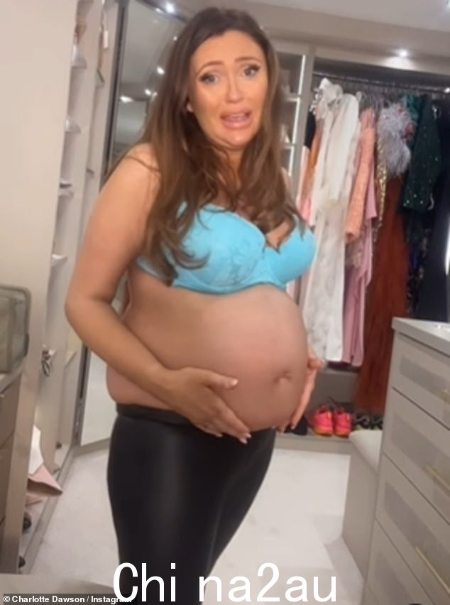 夏洛特·道森 (Charlotte Dawson) 在分享了一篇关于与孩子的父亲马修·萨斯菲尔德 (Matthew Sarsfield) 团聚的感人帖子后,坦率地看到了她日益隆起的肚子