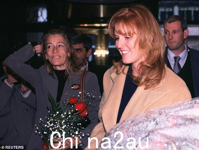 图:约克公爵夫人和她已故的母亲苏珊·巴兰特斯于 1997 年 5 月在布宜诺斯艾利斯机场