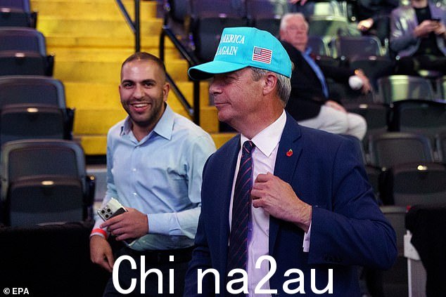 法拉奇先生站起来,挥舞着价值 42 英镑的绿松石色 MAGA 棒球帽,并向空中挥动拳头,人群鼓掌欢呼
