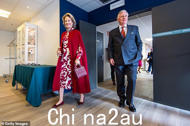 在参观了生产线的内部运作后,皇室夫妇能够完整地展示他们的服装