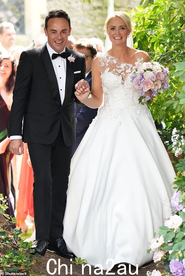 主持人于 2021 年与他的前私人助理 Anne-Marie Corbett 结婚(如图),两人共同迎来了他们的第一个孩子,儿子怀尔德,五月