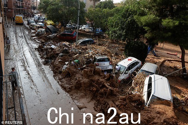 2024 年 11 月 6 日,西班牙巴伦西亚附近的派波尔塔,大雨引发洪水后,路边出现了受损的汽车和残骸