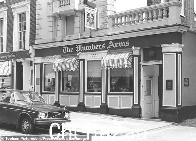 The Plumbers Arms,卢肯夫人发现桑德拉死在她的房子里后跑到那里