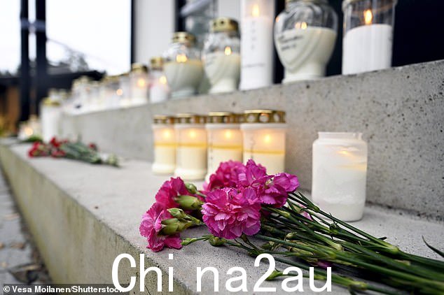 如图:Janne 被杀的公寓外放置了蜡烛和鲜花,以纪念这位运动员