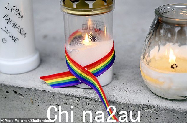 如图:芬兰埃斯波为 Janne Puhakka 点燃蜡烛