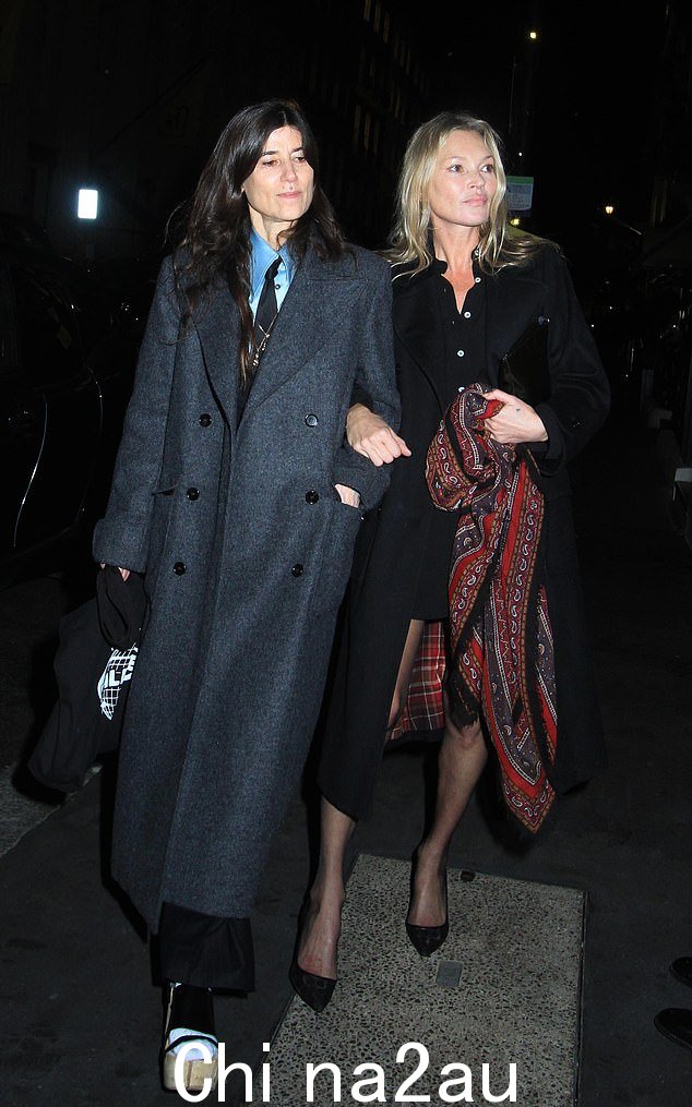 凯特·莫斯 (Kate Moss) 周四在伦敦参加女孩之夜,身着经典黑色迷你连衣裙,看起来一如既往的别致