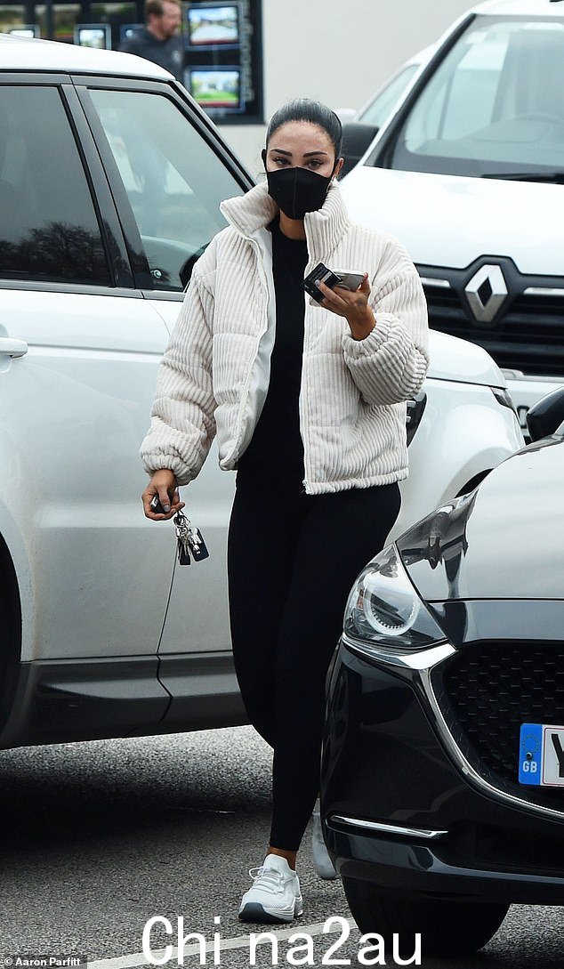 图丽莎隐藏周四,她在柴郡的商店里,在《我是名人》节目之前,展示了嘴唇纹身肿胀的令人震惊的结果,之后她的脸戴在外科口罩后面”class=