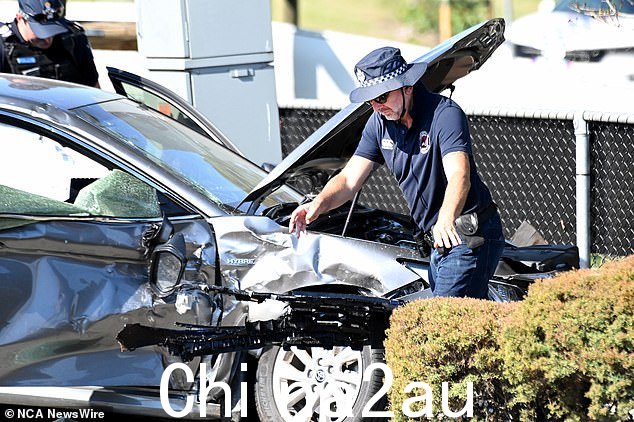 当据称被盗的汽车撞上他们的警车时,两名警察也受伤(图为周四事故现场的一名警察)