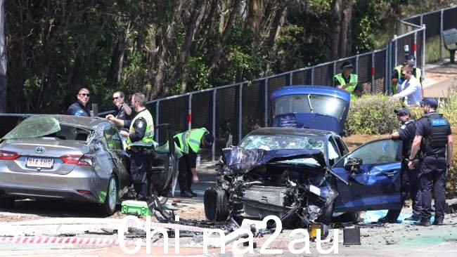 一辆被盗的奥迪还与一辆没有标记的警车相撞(左) 图片 Lachie Millard