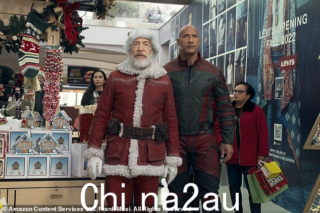 Red One 的长度耗尽了其公认的快乐前提:即真正的圣诞老人是一位充满爱心、分享的大亨,布莱恩·维纳 (Brian Viner) 写道