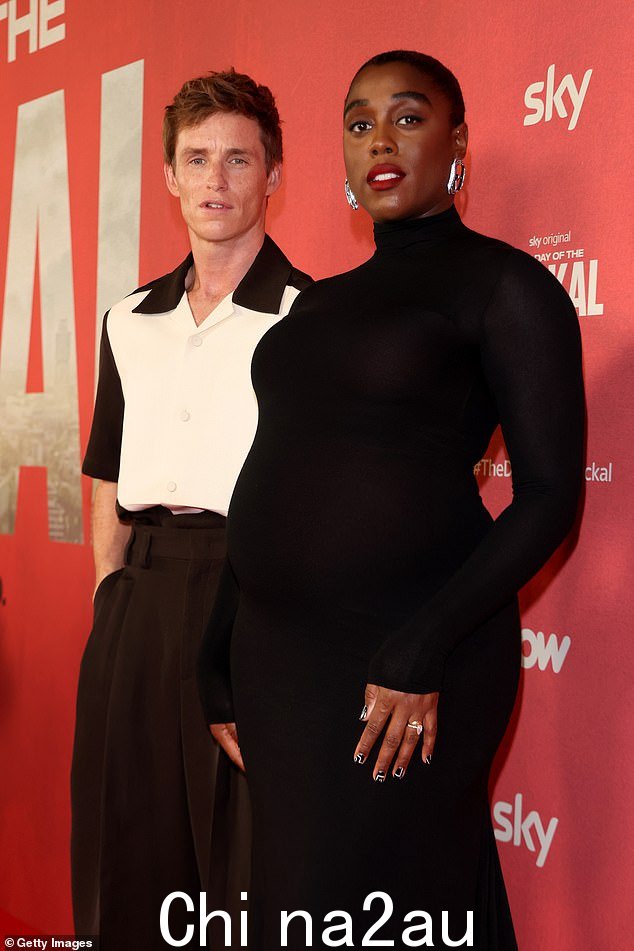 出席的还有艾迪的联合主演,36 岁的拉沙娜·林奇 (Lashana Lynch),她扮演比安卡 (Bianca),一位顽强的英国情报人员,追踪豺狼