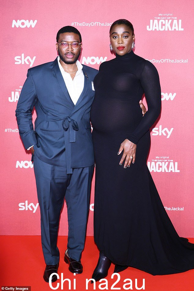 拉沙娜·林奇 (Lashana Lynch) 和丈夫扎卡里·莫莫 (Zackary Momoh) 穿着背裙和蓝色西装,在她最新系列的罗马放映红地毯上显得别致