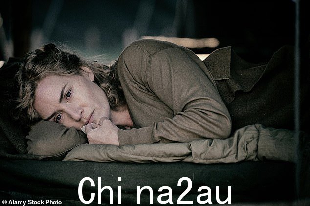 她被称为 Lee Miller 的“不可思议”且“强大”的女人(如图所示)