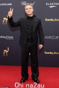 罗比·威廉姆斯 (Robbie Williams) 与迷人的维多利亚·施华洛世奇 (Victoria Swarovski) 一起出席 2024 年斑比奖 (BAMBI Awards) 颁奖典礼，身着黑色细条纹西装，展现帅气