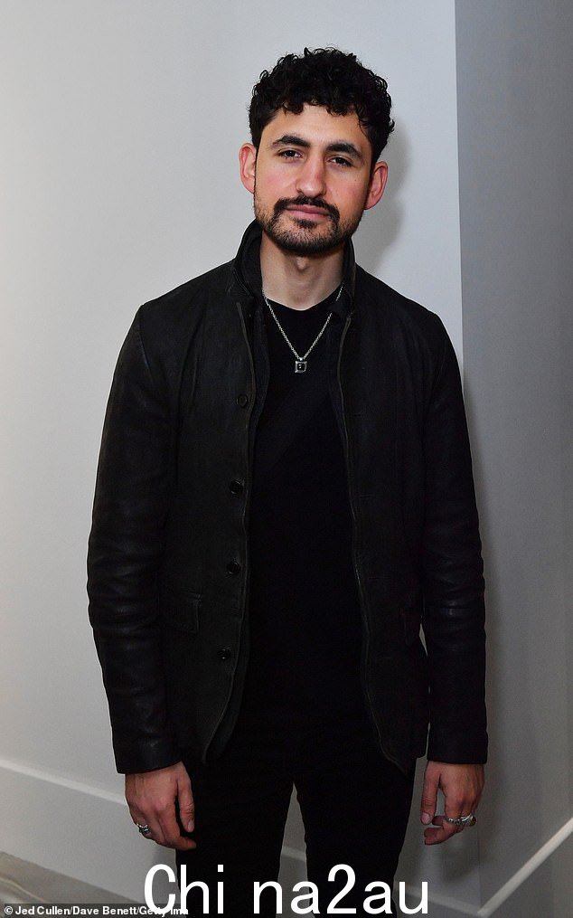 埃及裔英国演员 Amir El-Masry(如图)饰演诗人和政治家 Thomas Wyatt
