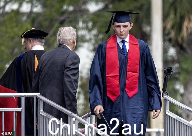 特朗普于 2021 年任期结束后,巴伦在佛罗里达州棕榈滩的牛津剑桥学院完成了高中学业,现在回到家,成为纽约大学斯特恩商学院的新生