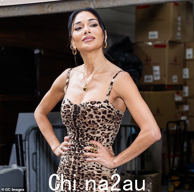 本周,妮可·斯彻金格 (Nicole Scherzinger) 给拉塞尔·布兰德 (Russell Brand) 的“让耶稣再次成为第一”帽子打上认可印章后,遭到了粉丝的猛烈抨击。 class=