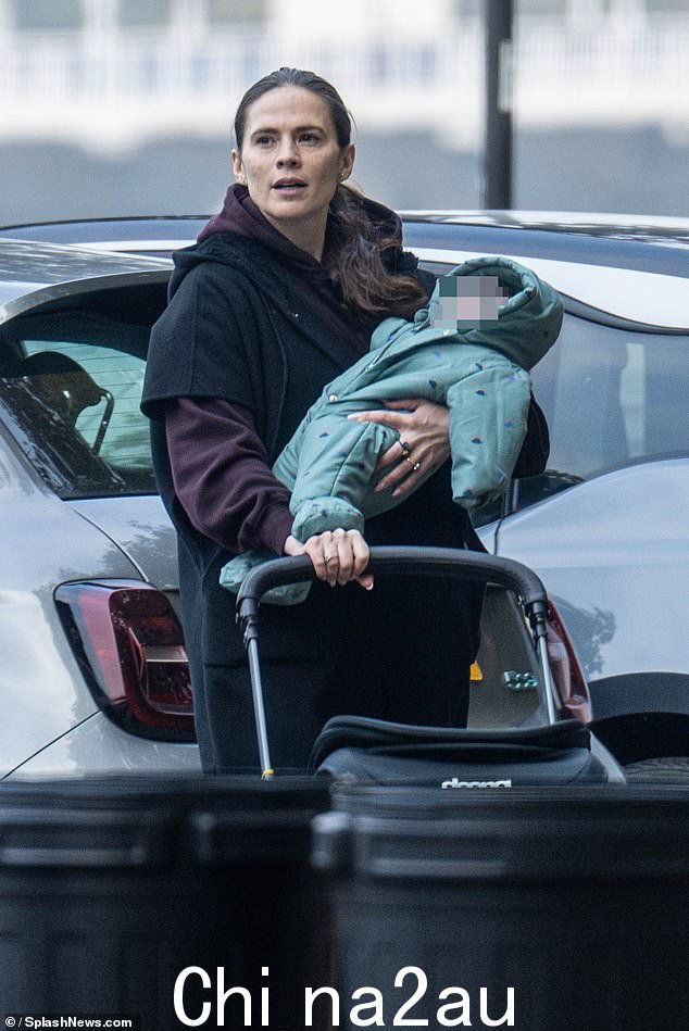 海莉·阿特韦尔 (Hayley Atwell),42 岁,在怀孕传闻数月后首次带着孩子出门,周二两人在伦敦公园享受了旅行