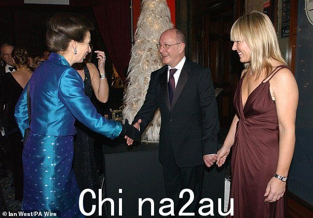 索比2009 年,他和他的搭档温迪·埃尔斯莫尔 (Wendy Elsmore) 在伦敦自然历史博物馆举办的救助儿童会筹款活动中与公主会面