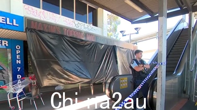 一名男子在 Mt Druitt 烤肉店被刺伤后受重伤。图片:7News