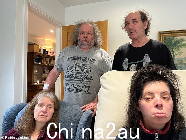 BBC DIY SOS 团队攻克查普曼之家后,他们的生活从此不再一样(从左到右:莎拉、彼得、史蒂夫和苏珊娜·查普曼在切尔滕纳姆的家中) )