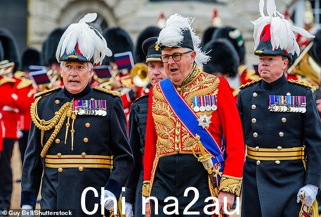我可以透露,“埃迪”诺福克一直在接受一些非常原始的语言(诺福克公爵在英国陆军的“军事音乐盛会”期间与高级军官合影。 )